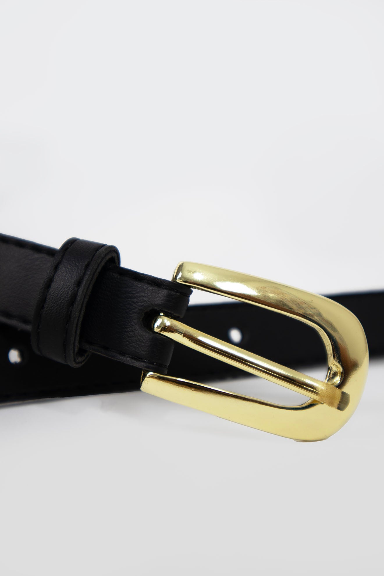 Cinto de Couro Sintético Fino Preto com Fivela Dourada