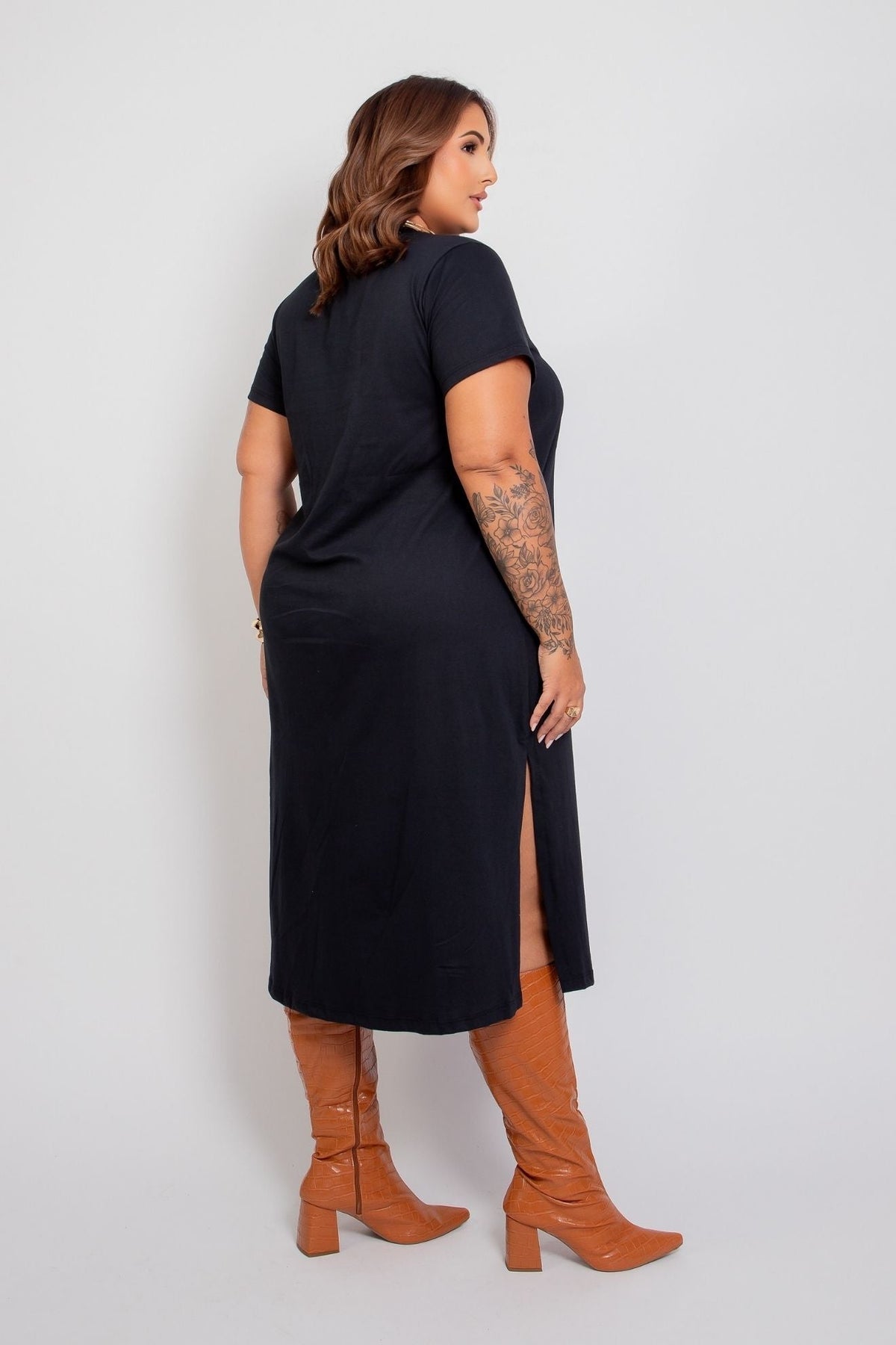 Vestido Midi Amplo Manga Curta com Fenda Lateral